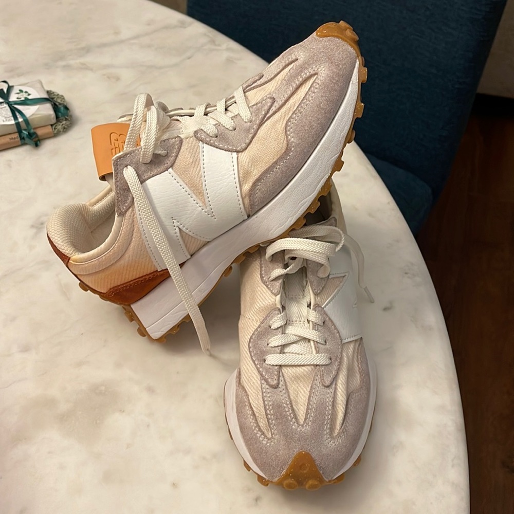 Woman’s Newbalance 327. Sz 7.5